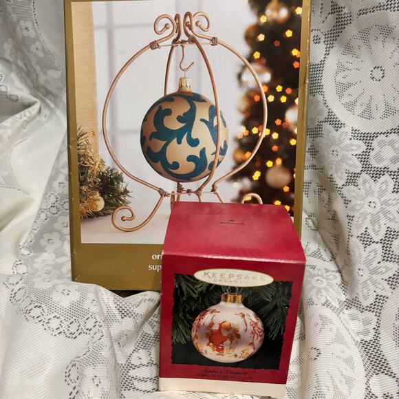 NIB Pier One Ornament Holder with Vintage Hallmark 1995 Santa's Visitor Ornament - Picture 3 of 7